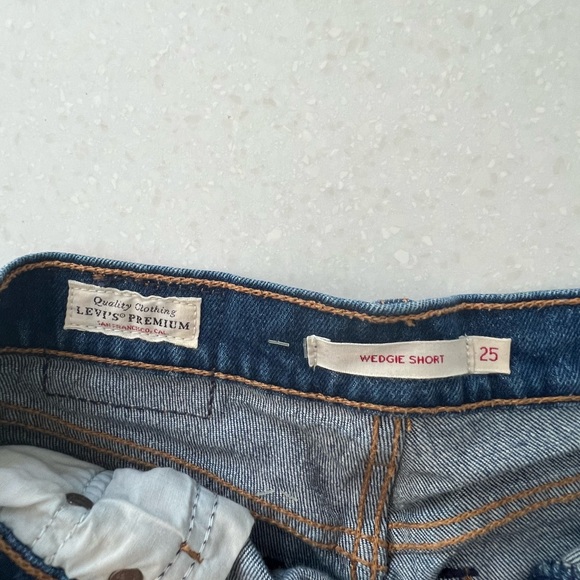 Barely worn Levi’s Shorts | Size 25 - Picture 4 of 6